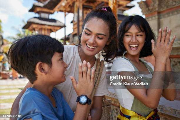 boy enjoying vacation with family - cultura indonesia fotografías e imágenes de stock