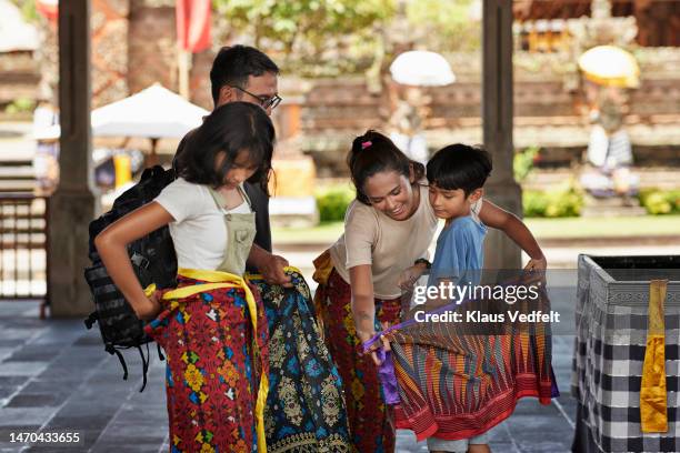 family wearing sarongs during vacation - sarong imagens e fotografias de stock