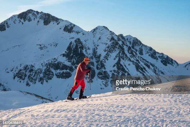 mountaineer climbing along snow ridge pirin mountain panorama - pirin national park ストックフォトと画像