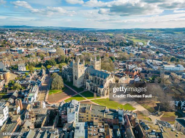 kathedrale von exeter und weitere stadt in devon - exeter england stock-fotos und bilder