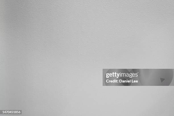 white wall texture background - grijswaarden stockfoto's en -beelden