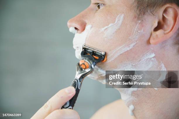 man holding a razor - rasieren stock-fotos und bilder