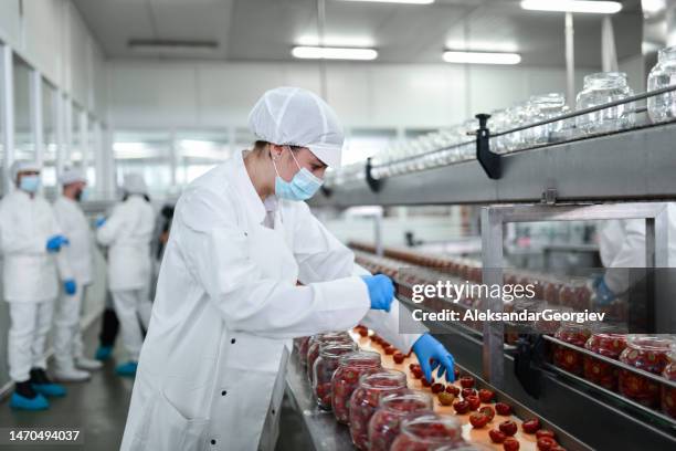 Food Factory Operator Smiling Food Factory Worker Photos and Premium High Res Pictures ...