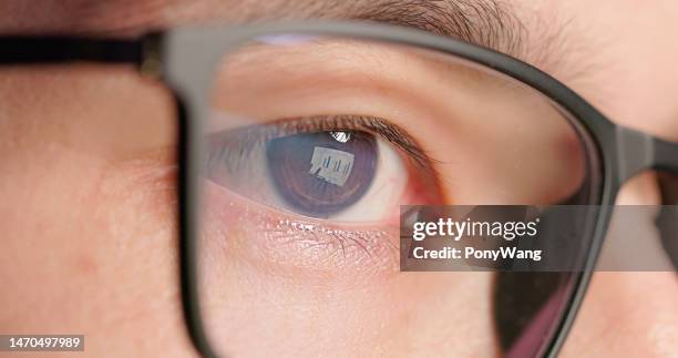primer plano del ojo masculino con anteojos - afilado fotografías e imágenes de stock