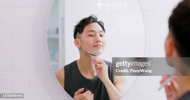 man use razor to shave - man shaving foam stock pictures, royalty-free photos & images