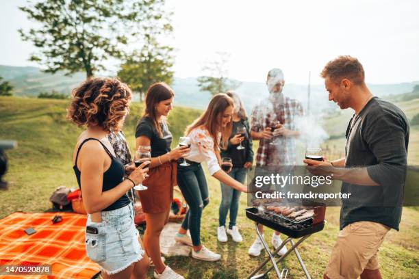 friends toasting together for the bbq - barbecue sociale bijeenkomst stockfoto's en -beelden