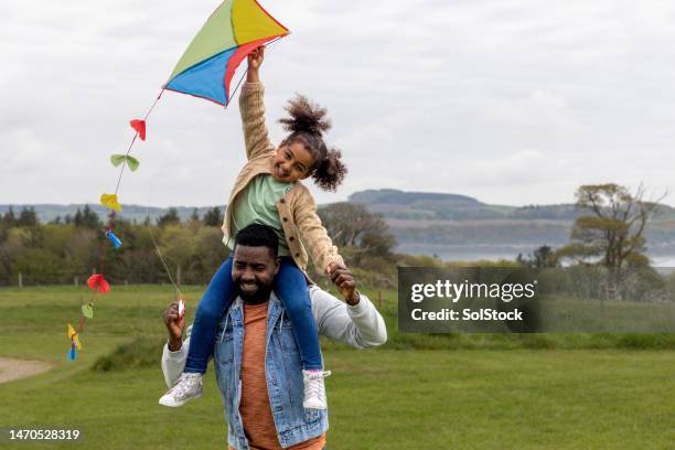 le cerf-volant est tellement amusant - kite flying photos et images de collection