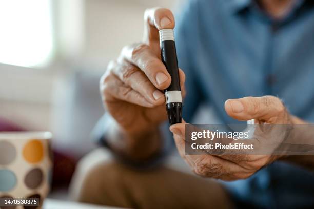 measuring glucose level with glucometer - diabetes stockfoto's en -beelden