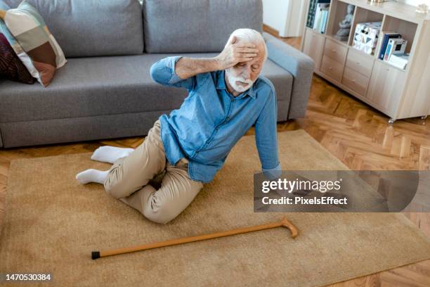 senior man with health problem - epilepsia imagens e fotografias de stock