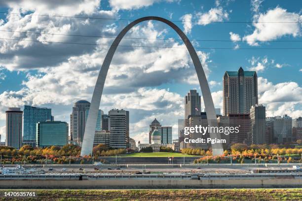 blick auf die skyline der innenstadt von st. louis missouri und den gateway arch über den mississippi - missouri fluss stock-fotos und bilder