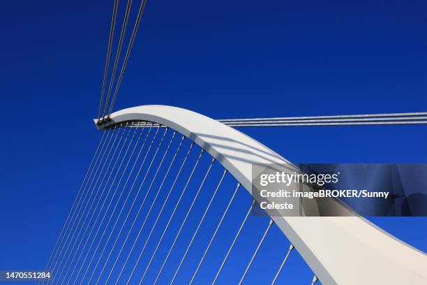 samuel beckett bridge, droichead samuel beckett, a cable-stayed bridge over the river liffey in dublin, ireland - ponte samuel beckett - fotografias e filmes do acervo