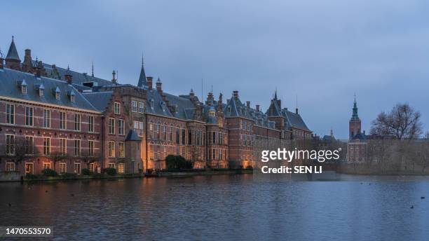 the hague's binnenhof with the hofvijver lake at dusk, den haag, netherlands - the hague stock pictures, royalty-free photos & images