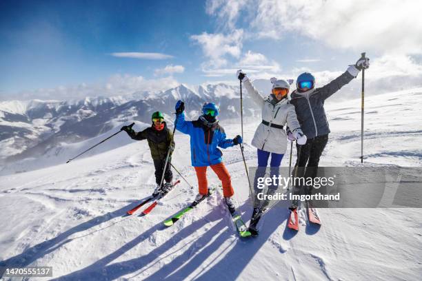 família desfruta de um esqui juntos nas montanhas em um dia ensolarado de inverno - esqui equipamento esportivo - fotografias e filmes do acervo