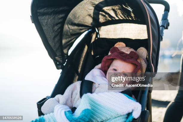kleinkind mädchen im kinderwagen im freien wind - baby stroller stock-fotos und bilder
