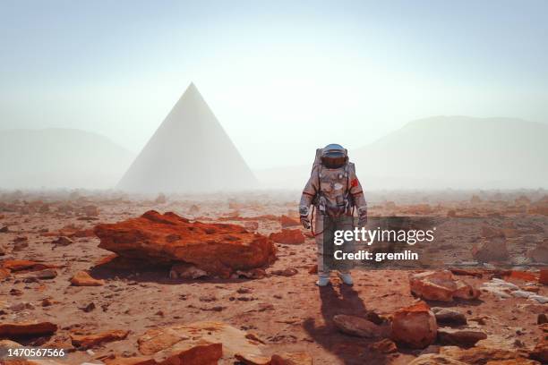 chinese astronaut walking on mars - pirâmide formas geométricas imagens e fotografias de stock