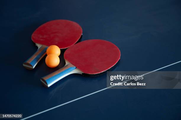 tennis table - ball on a table stockfoto's en -beelden
