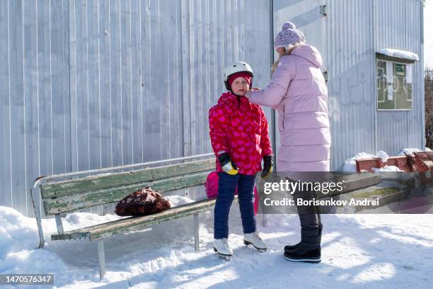 kaukasische frau und kleines mädchen, tragen schlittschuhe und einen schutzhelm, die familie ist bereit zu skaten - baby sturzhelm stock-fotos und bilder