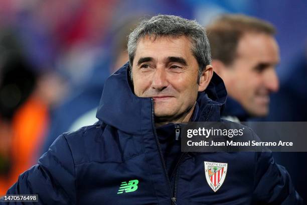 Ernesto Valverde, Head Coach of Athletic Club looks on prior to the Copa Del Rey Semi-Final First Leg match between Osasuna and Athletic Club at...