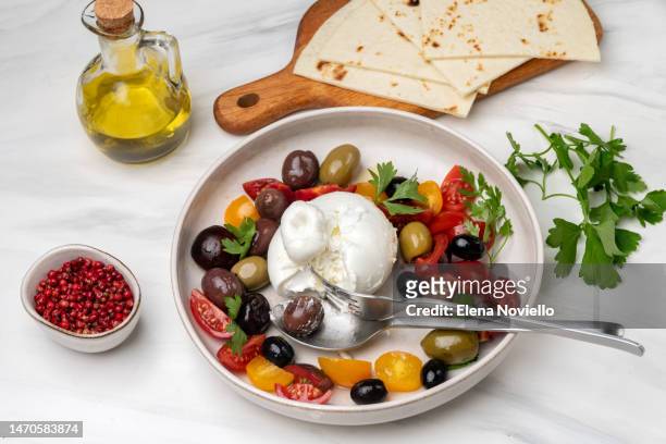italian burrata cheese salad with tomatoes, olives and olive oil. healthy diet proteins vegetables - antipasto fotografías e imágenes de stock