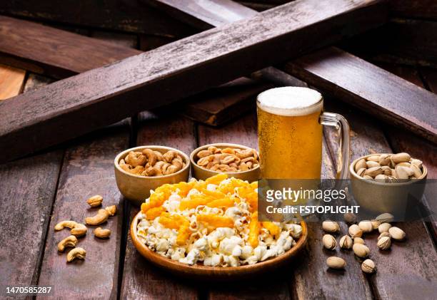 bier und salzige snacks - beer nuts stock-fotos und bilder