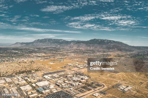 albuquerque new mexico sandia mountains luftbild - albuquerque stock-fotos und bilder