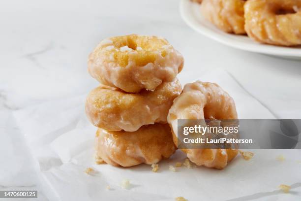 mini ciambelle cruller - glassa foto e immagini stock