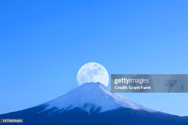 moonrise and mountain - 雪 ストックフォトと画像