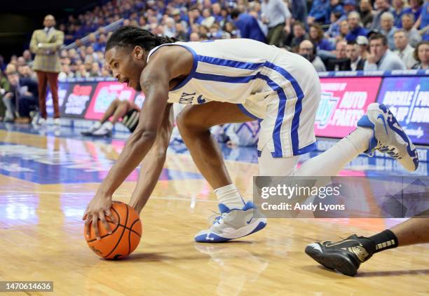 Cason Wallace of the Kentucky Wildcats grabs a loose ball against the Vanderbilt Commodores at Rupp Arena on March 01, 2023 in Lexington, Kentucky.