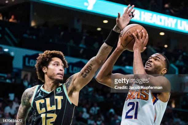 Warren of the Phoenix Suns drives to the basket while guarded by Kelly Oubre Jr. #12 of the Charlotte Hornets in the second quarter during their game...