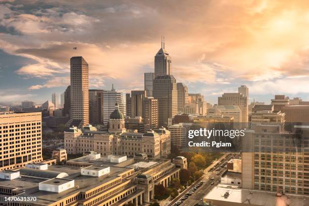 blick auf die skyline von indianapolis, indiana, usa bei sonnenaufgang - indiana stock-fotos und bilder