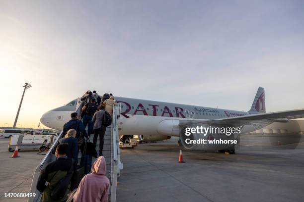 qatar airways airbus a320 - qatar airways stock pictures, royalty-free photos & images
