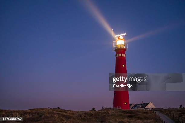 leuchtturm auf der insel schiermonnikoog in den dünen bei sonnenuntergang - anleitung stock-fotos und bilder