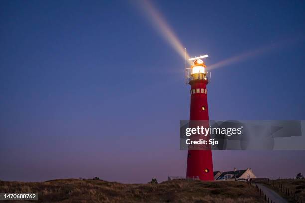 phare de l’île de schiermonnikoog dans les dunes au coucher du soleil - montrer photos et images de collection