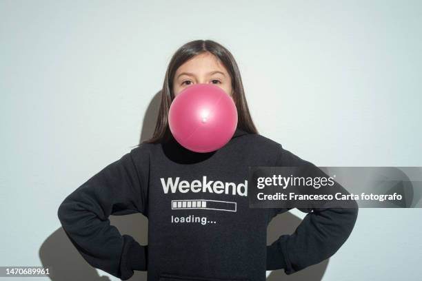 little girl  inflating balloon - inflate stockfoto's en -beelden