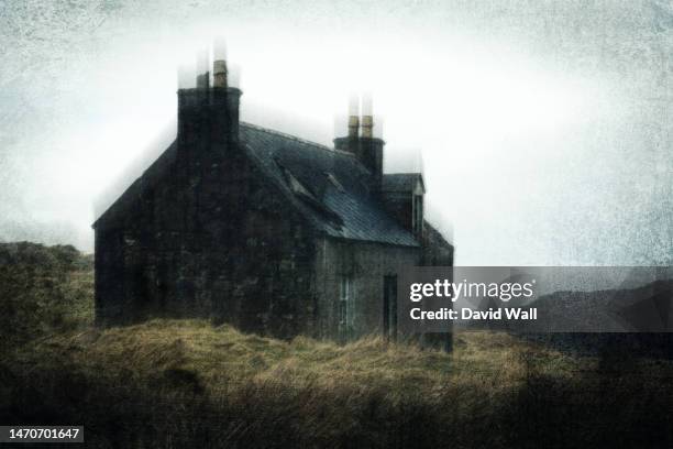 a spooky abandoned ruined cottage. on a bleak empty moorland mountain in scotland. on a winters day. with a grunge, textured edit. - huis ter heide stockfoto's en -beelden