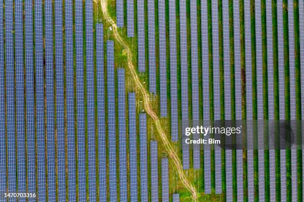 solar panels, aerial view - herhaling begrippen stockfoto's en -beelden