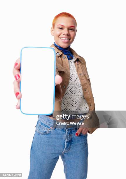 person showing their smartphone screen - mostrar imagens e fotografias de stock
