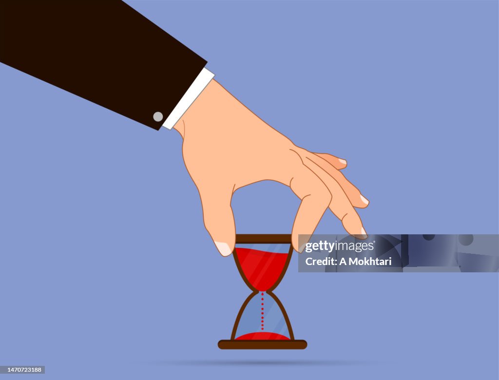 Hand trägt oder lässt eine Sanduhr fallen.