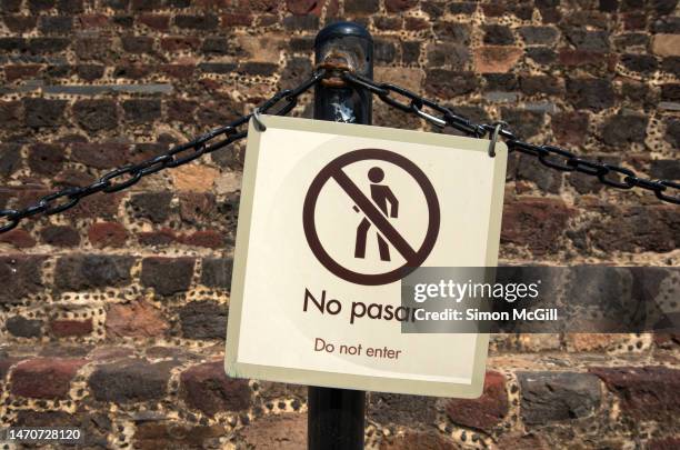 bilingual english- and spanish-language sign stating 'no pasar/do not enter' at teotihuacan, state of mexico, mexico - no trespassing segnale inglese foto e immagini stock