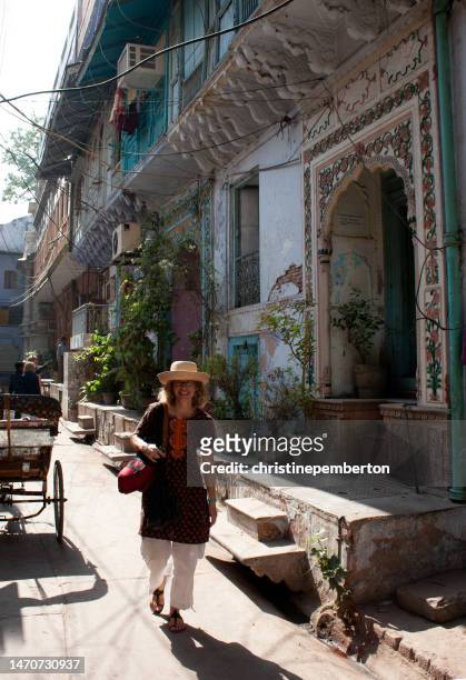 smiling woman walking through city, old delhi, delhi, india - delhi stockfoto's en -beelden