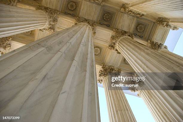 columns of the supreme court building - gebouw van het amerikaans hooggerechtshof stockfoto's en -beelden