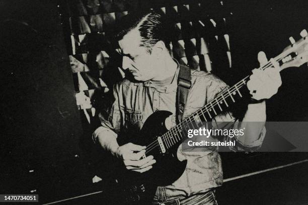 der bassgitarrist. - bass gitarre stock-fotos und bilder