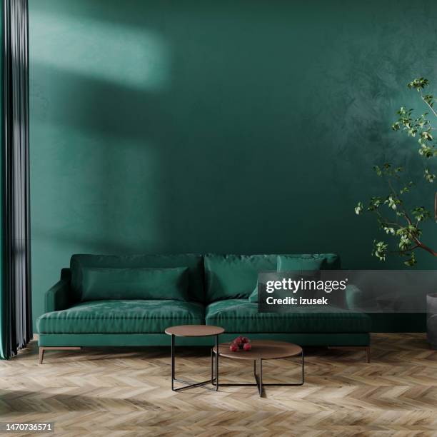 sofá verde contra a parede verde - living room wallpaper - fotografias e filmes do acervo