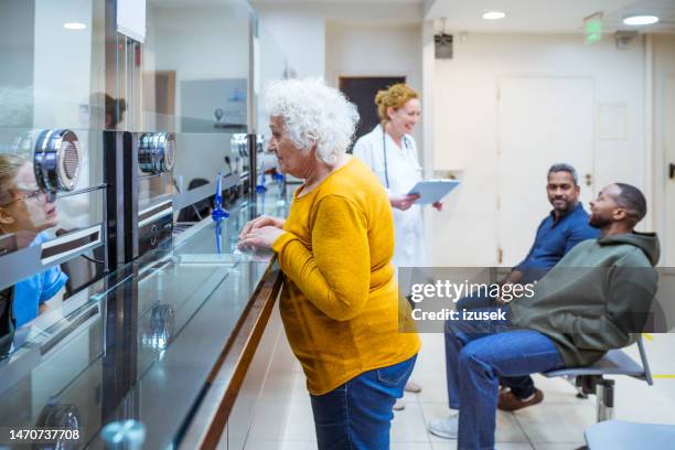 wartezimmer im krankenhaus - ambulante behandlung stock-fotos und bilder