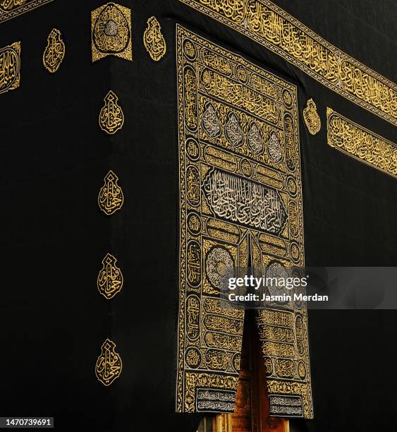 holy makkah kaaba door - kaaba stockfoto's en -beelden