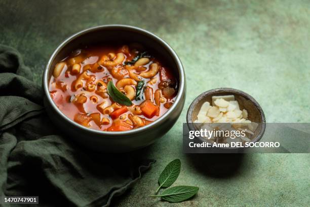 minestrone pasta soup carrots spinach tomato onion - minestrone stockfoto's en -beelden