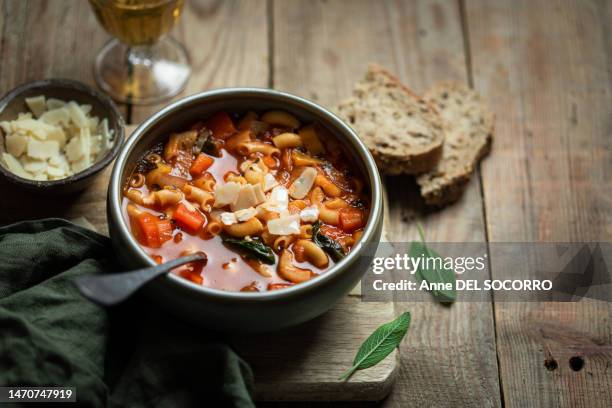 minestrone pasta soup carrots spinach tomato onion - bouillon photos et images de collection
