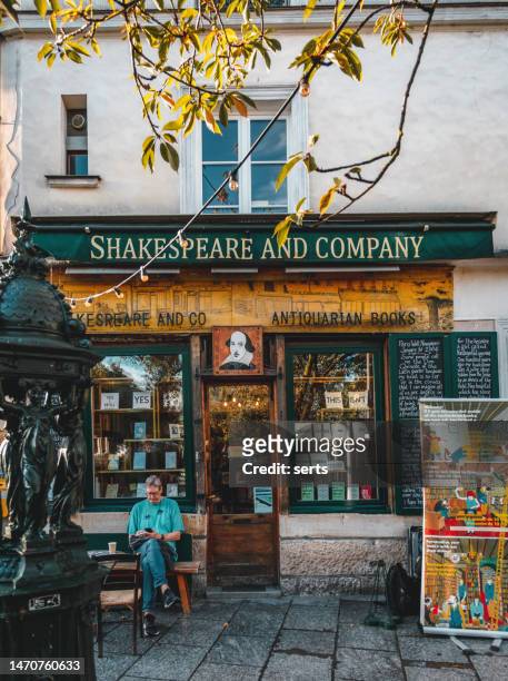 famous shakespeare and company bookstore in paris, france - book shop stock pictures, royalty-free photos & images