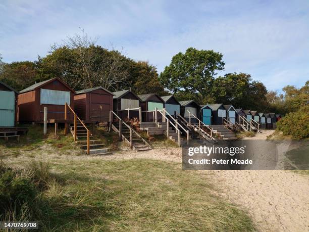 closed-up beach huts on studland beach in on the dorset coast - baie de studland photos et images de collection