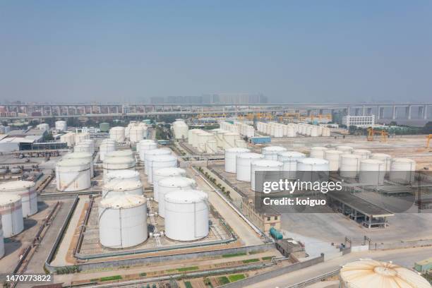 fuel tanks in an oil warehouse under the sky - silo tank stock-fotos und bilder